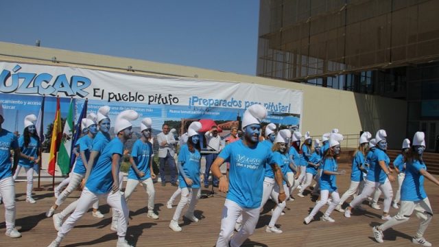 La Diputación impulsa un plan de promoción turística de Júzcar como pueblo pitufo