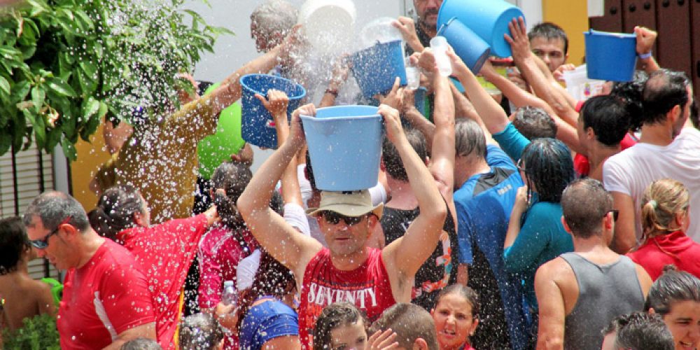 Jimera de Líbar cools off with a water fight