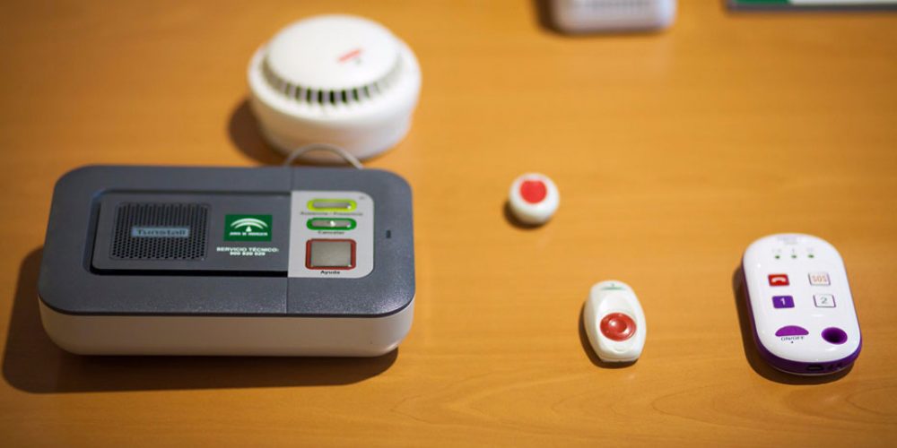 El Servicio Andaluz de Teleasistencia adquirirá 88.000 nuevos detectores de gas y humo para el servicio de teleasistencia