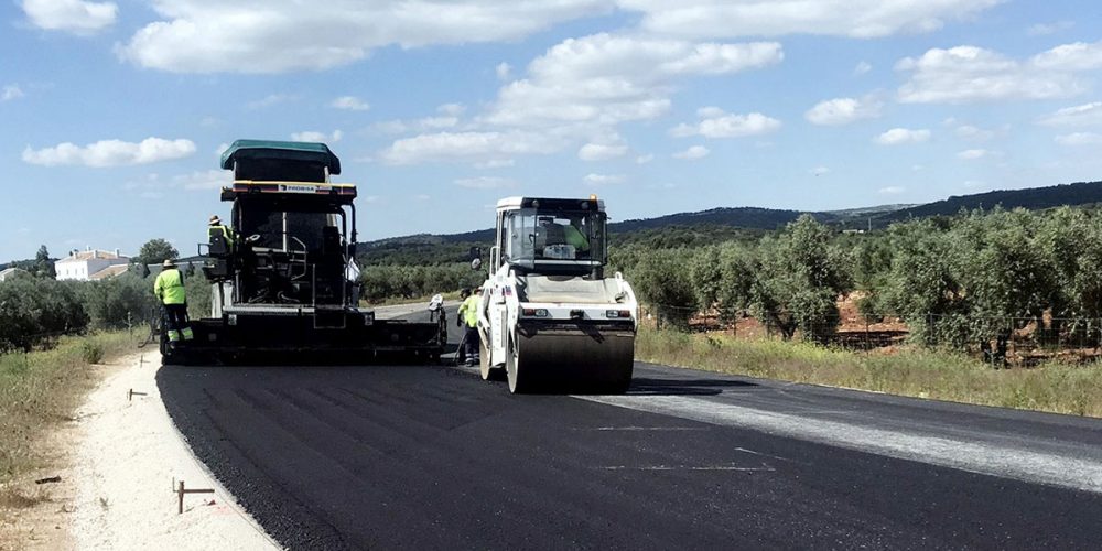 La Junta asfalta entre mañana y el miércoles el camino que conecta Arriate con la futura variante