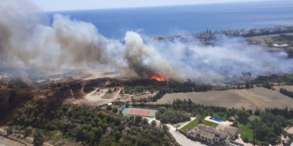 La Junta activa el nivel 1 del Plan de Emergencias por incendios forestales en Málaga por un fuego en Estepona