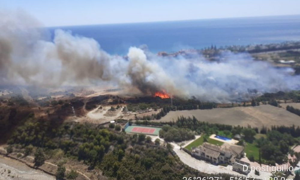 La Junta activa el nivel 1 del Plan de Emergencias por incendios forestales en Málaga por un fuego en Estepona