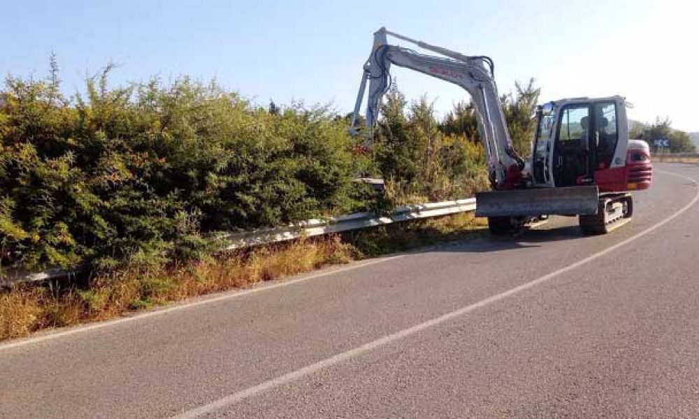 La Diputación continúa con tareas de desbroce y limpieza de cunetas en 500 kilómetros de la red viaria provincial