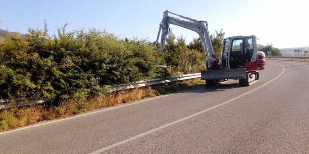 La Diputación continúa con tareas de desbroce y limpieza de cunetas en 500 kilómetros de la red viaria provincial