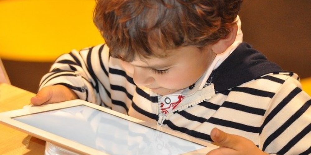 La Diputación garantiza el acceso a Internet a más de cien niños de pueblos del interior para facilitar su actividad escolar