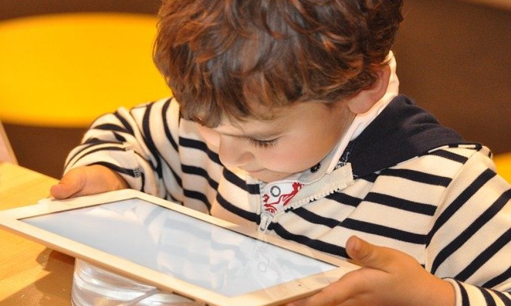 La Diputación garantiza el acceso a Internet a más de cien niños de pueblos del interior para facilitar su actividad escolar