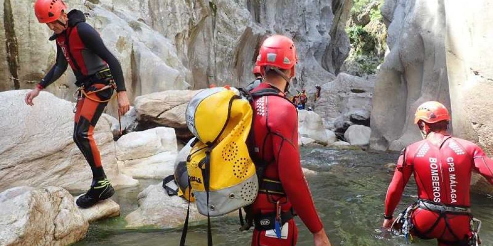 El Consorcio Provincial de Bomberos acondiciona el Cañón de las Buitreras en la Serranía de Ronda para la nueva temporada de barranquismo, abierto a partir de hoy