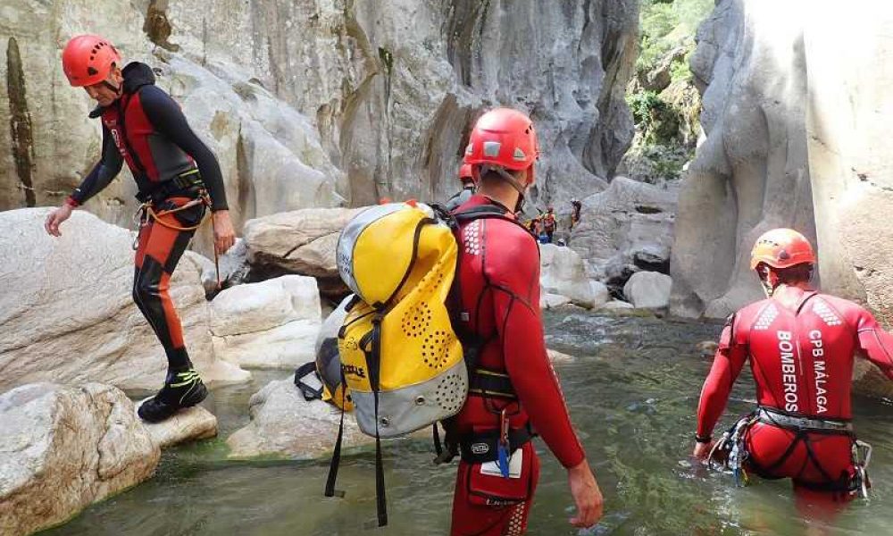 El Consorcio Provincial de Bomberos acondiciona el Cañón de las Buitreras en la Serranía de Ronda para la nueva temporada de barranquismo, abierto a partir de hoy