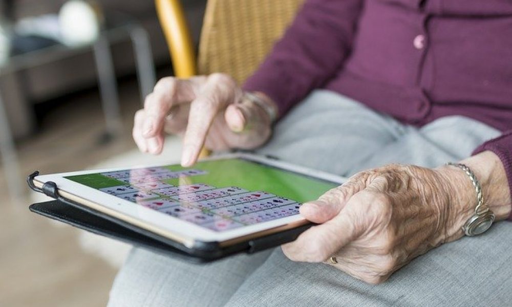 Vodafone and Diputacion de Malaga distribute 100 devices to facilitate video calls between elderly in residences and their relatives
