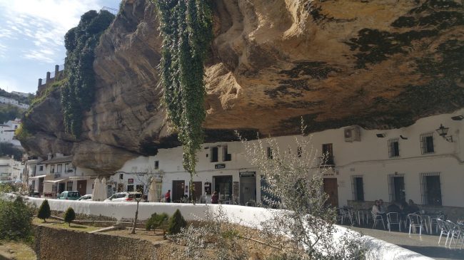 Rescatada una mujer tras caer a un arroyo en Setenil de las Bodegas